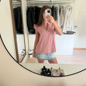 Blus - Säljer min blus från shein, den är i storlek 40/42 men passar mig som har s