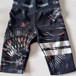 Stronger tränings thigts - Säljer ett par Stronger byxor då de tyvärr inte kommer till användning. Stl S men mer åt XS hållet. Super fint skick & hela! 200kr