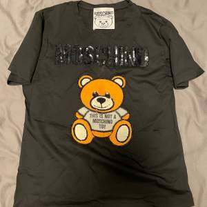 Fin moschino T-shirt i nyskick använd fåtal gånger i storlek s nypris 1195kr säljer för 150kr