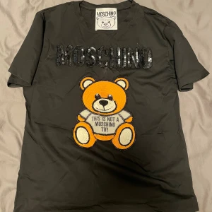 Moschino T-shirt  - Fin moschino T-shirt i nyskick använd fåtal gånger i storlek s nypris 1195kr säljer för 150kr