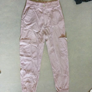 Ljuslila cargo byxor  - I bra skick. Bekväma med resår i midjan 
