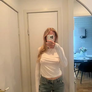 Jeans Gina - Oanvända jeans från Gina med lapp kvar.  SKITSNYGGA. Men kommer tyvärr inte till användning. Passar dom mellan 165-170. Söta fickor bak. Stolen 36/S Nypris 499