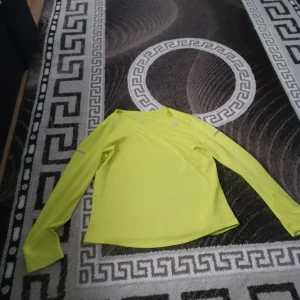 Adidas träning tröja  - Bra kvalitet inga hål bara använda några gånger