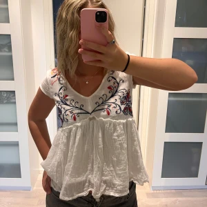 Blus med brodyr - Supersöt blus med brodyr från odd molly❤️ Bra skick!  Storlek: 0, motsvarar ungefär XS-S