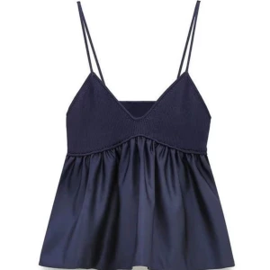 Mörkblå topp från design by Amor! - Jättefin mörkblå topp från design by amore, insåg när jag jag fick hem den att den inte passade, säljer för 200 kr! 