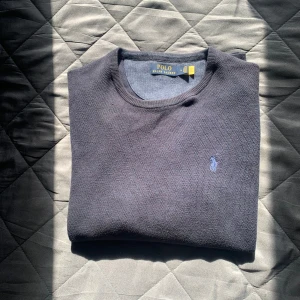 Polo Ralph Lauren tröja - Mörkblå långärmad tröja ifrån Ralph Lauren. Tröjan är knappt använd och är i toppen skick. Nypris ligger runt  1 900kr.  Hör av dig vid minsta lilla fråga. 