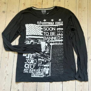 Långärmad tröja med tryck  - Najs långärmad tröja med tryck! Skriv ifall du har frågor🤘