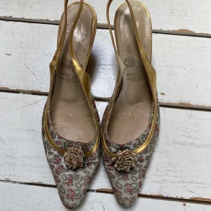 Vintage kittenheels - Superfina vintage kittenheels från 60-talet!🌸Säljer då de är för små för mig. Hittar ingen storlek men jag har vanligtvis 37/38, så de borde passa en 37💗