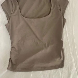 Topp - Jätte fin top ifrån zara, den är köpt ett tag sen för 170kr men jag säljer för 90kr, den är scrunshed på sidorna. Den är sparsamt använd och jättefin. Den passar ifrån XS-S