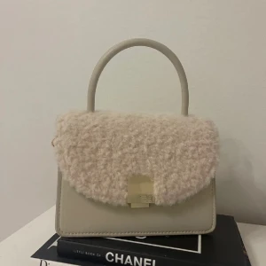 H&M väska - Använd en gång. Så gott som ny Tillkommer guld axelband.