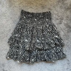 Så fin kjol med leopard mönster😍Aldrig använd! Storlek XS. 180kr+frakt. Skriv vid intresse eller frågor!❤️❤️
