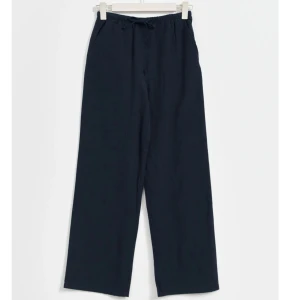 Marinblåa linnebyxor från Gina Young - Säljer marinblåa linnebyxor köpta från Gina Young i strl 146/152💕Har endast användts några gånger och i mycket bra skick. Skriv om frågor🩷