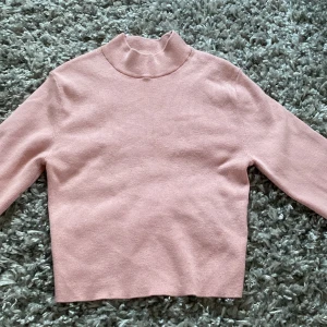 Rosa ribbad tröja🩷🩷🩷 - Detta är en fin ljusrosa tröja🩷Materialet är jätte skönt och tröjan är i väldigt bra skick, storlek=Xs, men den är väldigt kort i storlek🩷🩷🩷