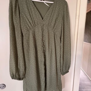 Grön oanvänd klänning  - Säljer denna helt oanvända klänning perfekt till sommaren med prislapp kvar💕  Ordinarie pris 449, säljer nu för 300kr💗 
