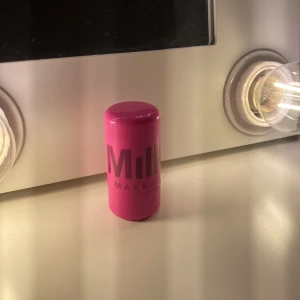 Milk jelly blush  - Säljer denna för att jag inte använder den ,jag har använt den med en borste så det är lite prickar på den men funkar exakt som vanligt och en pytteliten del har dock pkit av för jag råka sätta locket fel 🩷🩷