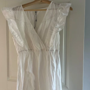 Vit klänning  - Vit sommar klänning från JDY i storlek S, sååå fin nu till sommaren och volang detaljerna på axlarna är superfina 😍 den är helt oanvänd och har prislapp kvar