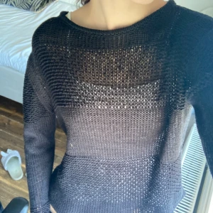Svart virkad tröja - Svart virkad tröja med utsvängda ärmar!💖 Supersnygg och passar så bra med ett färgglatt linne under som lyser igenom hålen💖