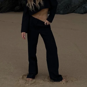 Kostymbyxor - Säljer mina Hanna Schönberg X nakd kostymbyxor!  Dem kan sitta lite hur man vill, både lågmidjat och högre!  Dem är även långa i benen!🩷 Slutsålda på hemsidan. 