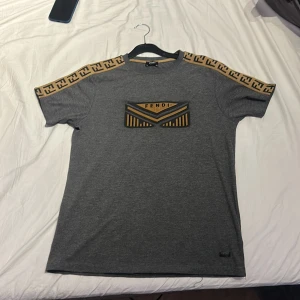 Säljer min Fendi T-shirt för jag inte använder den längre - Det är inga hål på T-shirten som ny jätte bra skick typ inte använd pris kan diskuteras kan byta mot något också