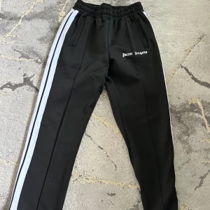 Palm angels byxor - Riktigt feta Palm angels byxor i storlek L men passar M också. Passa på att köpa.