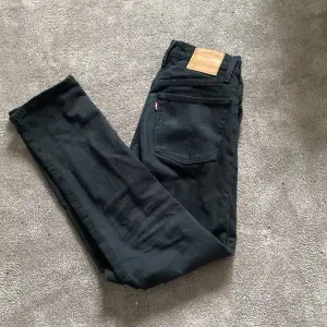 Jag säljer ett par Levis 105 jeans som jag inte kommit till användning. Väldigt bra och fint skick utan defekter. Nypris 900 mitt pris 429kr Hör av er vid funderingar!