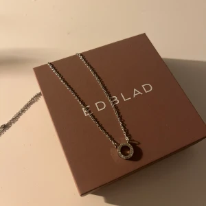 Silvrigt halsband från Edblad 🩷 - Säljer mitt halsband från Edblad då jag andvönder guld🩷