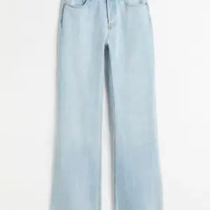 Ljus blå boutcut jeans. Nästan aldrig använda. Normal i storleken. Slutsålda på hemsidan. 
