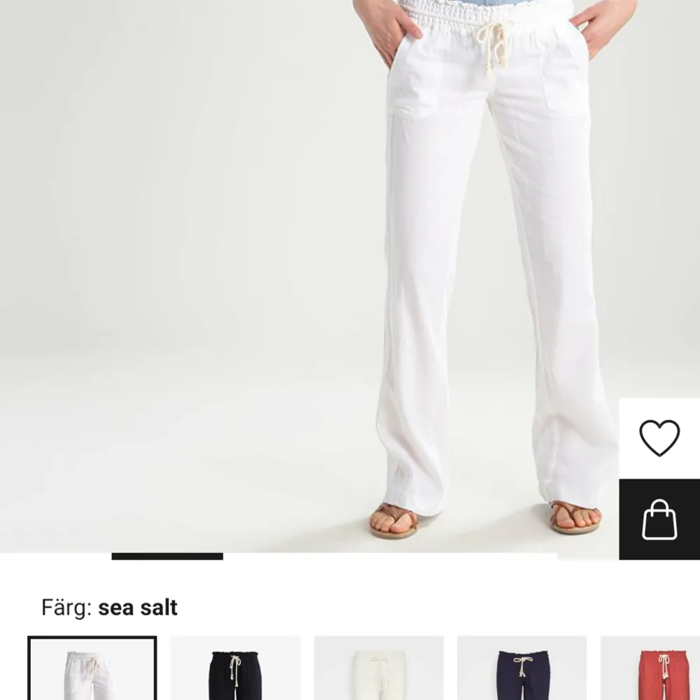 De väldigt trendiga roxy linnebyxor. Köpta från zalando och de är helt oanvända då det inte riktig passa på mig. De är verkligen jättesnygga och fina nu till sommaren. Ny pris är 600 kr jag säljer för 500 kr. Jeans & Byxor.