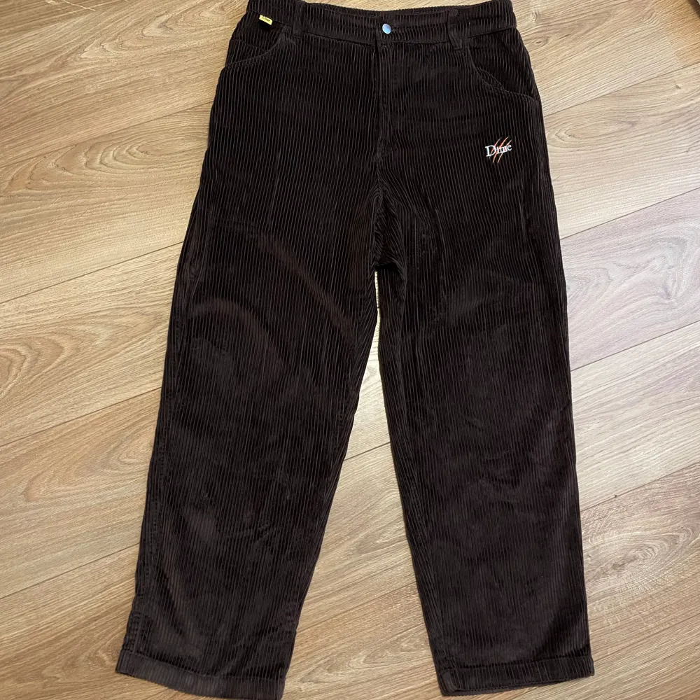 Snygga manchesterbyxor från Dime i corduroy-material. Fickor både fram och bak med söta broderade detaljer. Köpta från Junkyard, och använda bara ett fåtal gånger.. Jeans & Byxor.