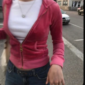 tröja - hoodie, aldrig använd men köpt i nyskick på second hand för 300❤️‍🩹 stl 36/38, passar mig fint oversized som är s/m❤️‍🩹 första bilden lånad