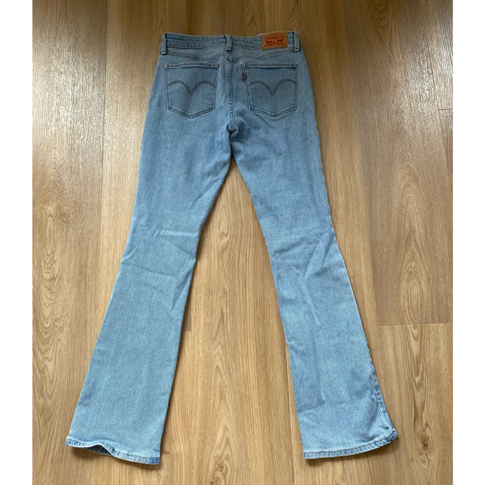 Snygga lågmidjade och bootcut jeans från Levi’s🩷 I mycket bra skick! Storlek: 27/32. Jag är 1.64 cm lång🫶Midjemåttet är 36 cm (80 cm runda), innerbenslängden är 79 cm.. Jeans & Byxor.