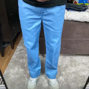 Blåa dickies byxor.