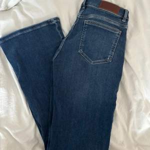 Mörkblå sköna low Flare  jeans från bikbok aldrig använda, storlek s längd 31🫶🏼 köpt för 699kr säljer för 300 + frakt 