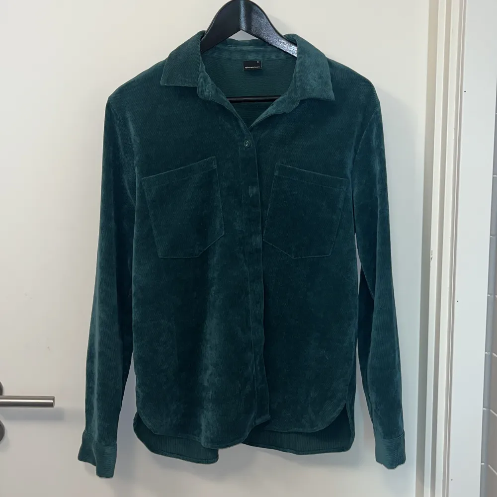 Manchesterskjorta, färg: mörkare grön (typ bottle green). Skjortor.