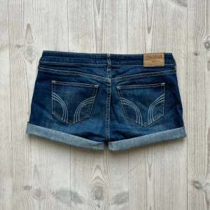 Lågmidjade blå hollistershorts  - Lågmidjade jeansshorts från Hollister som jag har gjort om från ett par byxor. Storlek W27 L31 och tvärs över midjan är det ca 40 cm. Fint skick. Använd gärna köp nu!