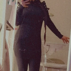 Klänning  - Storlek s/xs Lite tjockare matrial nästan som stilad Med vita knappar vid axlarna och även öppen vid axlarna 