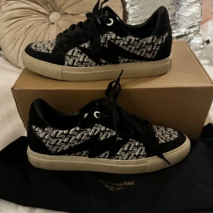 Zadig skor - Säljer dessa superfina Zadig skor i storlek 39 men de passar mig som bär 38! Säljs då de tyvvär inte kommit till användning, sjävklart är de äkta! Vid eventuella frågor eller funderingar kom privat 💓💓