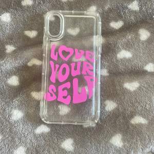 Ett mobil skal och det står ”love your self”