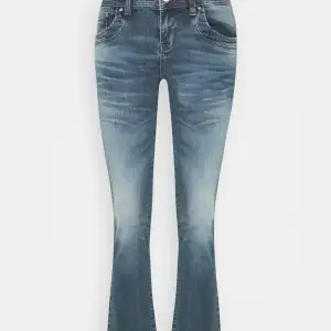 Populära o eftertraktade LTB bootcut lågmidjade jeans ”Valerie” i blått som inte kommer till någon användning, använd fåtal gånger och är näst intill nyskick💗midjemåttet: 61cm innerbenslängd: 81cm💓
