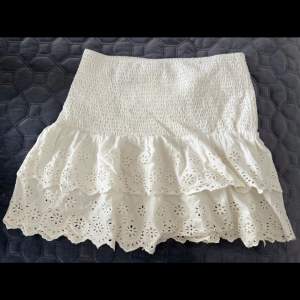 Volang kjol från Lindex. Använd få gånger pga jag köpte den i fel storlek. Köparen står för frakt och jag står inte för postens slarv😊