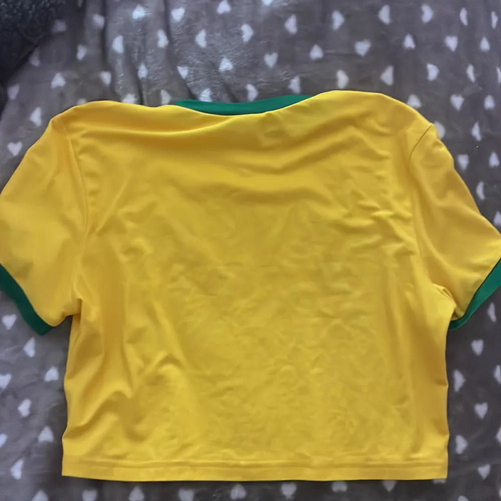 En gul och lite grön tröja ,nästan aldrig använt ☀️. T-shirts.