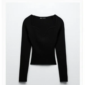 Topp med hjärtformad urringning  - Fin topp med hjärtformad urringning från Zara, finns inte kvar på hemsida. I bra skick🖤