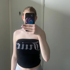 Svart Tubbtopp Juicy - Storlek xs. Använd 2 gånger. Jätte bra skick. Oringinal pris:600kr