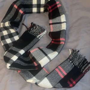  Burberry halsduk  - Nypris 5500kr  Mitt pris 800kr det kan diskuteras vid snabb affär.  Äkta Burberry halsduk dock inget kvitto eller låda. Använd fåtal gånger, Ni kan inspektera den hur mycket ni än vill ringa FaceTime om de krävs 