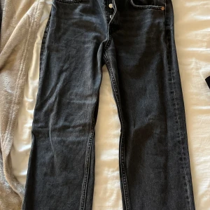 Zara mid jeans - Midwaist jeans från zara!! Passar inte mig längre skriv för fel bilder, jätte bra skick