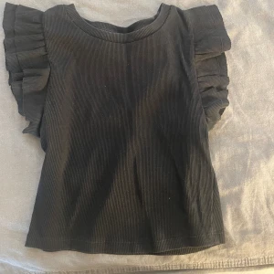 Topp från Zara - Säljer denna söta topp från Zara i storlek XS❤️