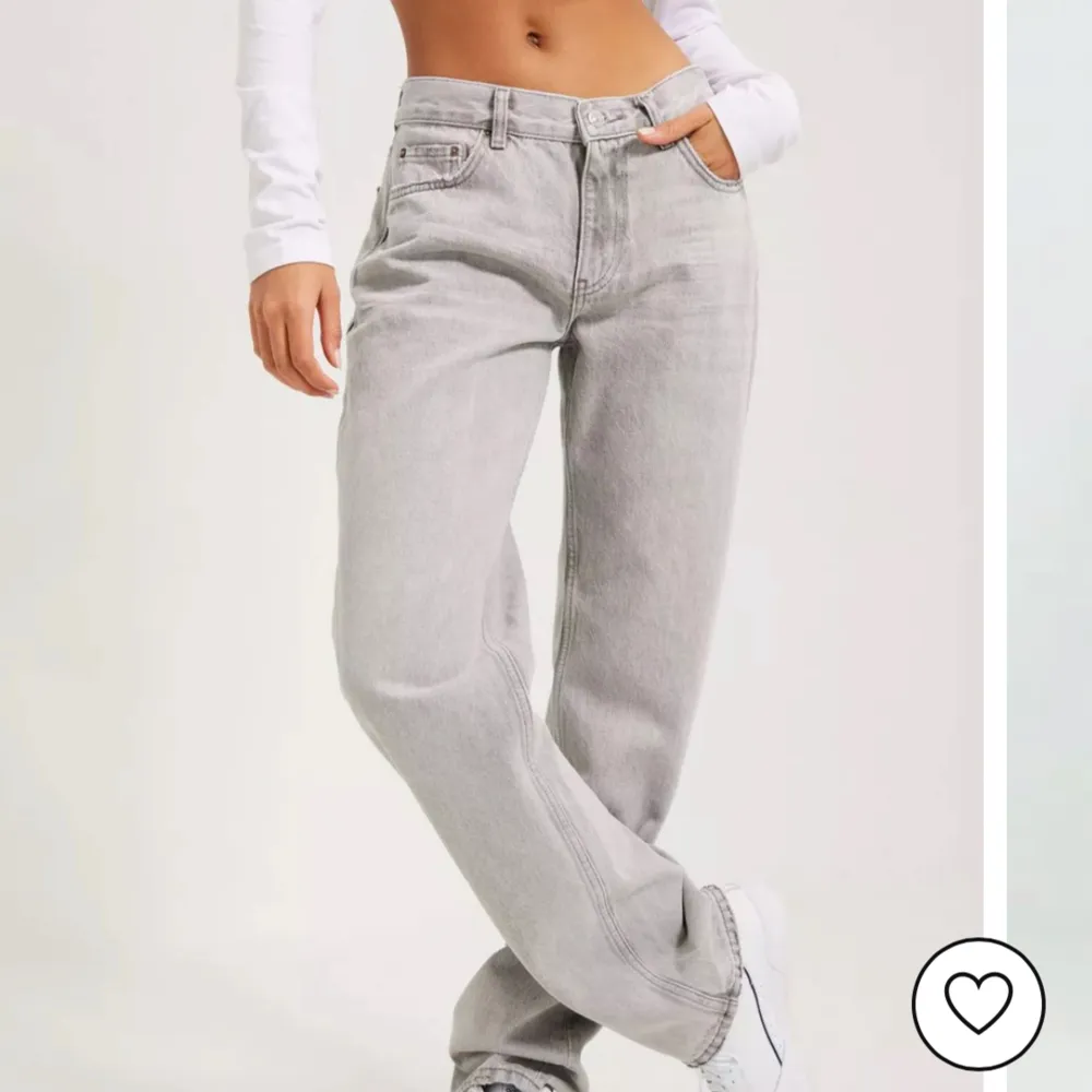 Säljer dessa skit snygga Low waist jeans från Gina, de är använda fåtal gånger, skriv privat för flera bilder . Jeans & Byxor.