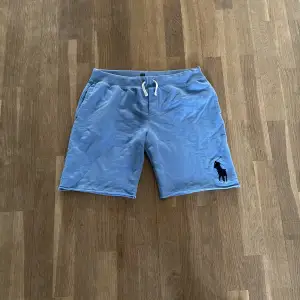 Oanvända polo Ralph lauren shorts som säljs eftersom de inte kommer till användning. För ytligare bilder och frågor kontakta gärna säljaren!