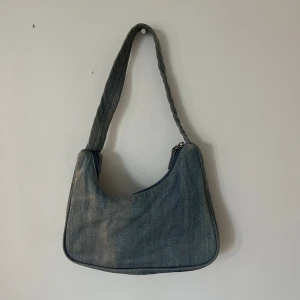 Liten jeans väska - En rymlig liten väska från Monki