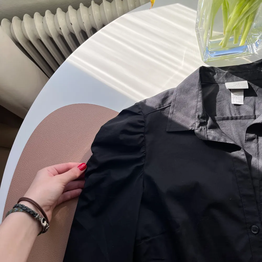 Fin svart skjorta, lite dammig för har ej använts, annars nyskick . Skjortor.